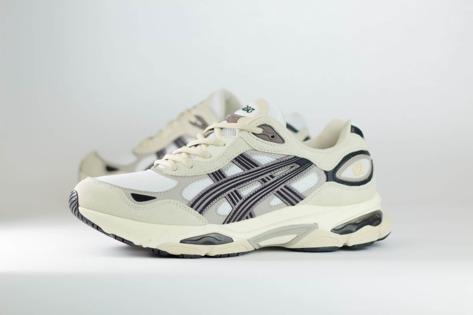 ASICS Gel-NYC 2.0 White Oatmeal – Wit/Beige/Zwart – Heren/Dames/Uniseks Sneakers – Suede/Mesh – 1203A895-104 – Zijkant