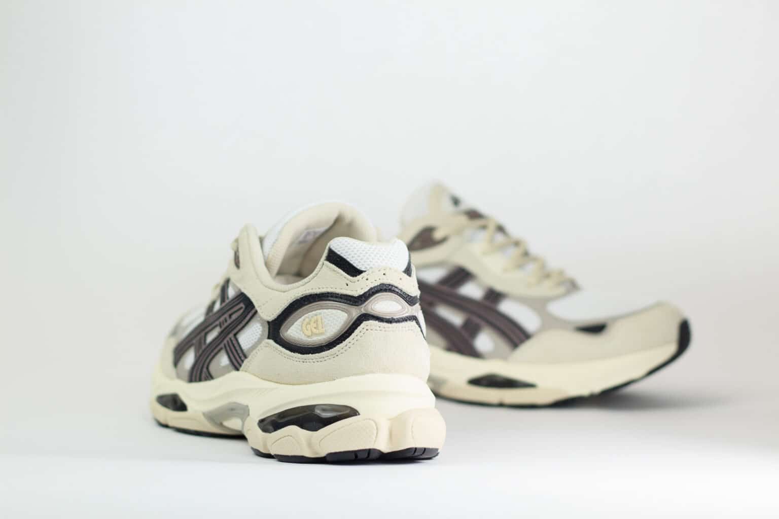 ASICS Gel-NYC 2.0 White Oatmeal – Wit/Beige/Zwart – Heren/Dames/Uniseks Sneakers – Suede/Mesh – 1203A895-104 – Achterkant
