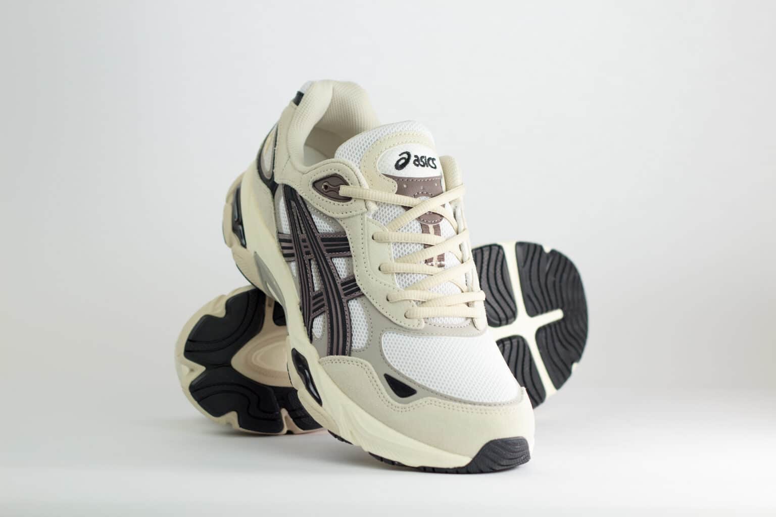 ASICS Gel-NYC 2.0 White Oatmeal – Wit/Beige/Zwart – Heren/Dames/Uniseks Sneakers – Suede/Mesh – 1203A895-104 – Voorkant