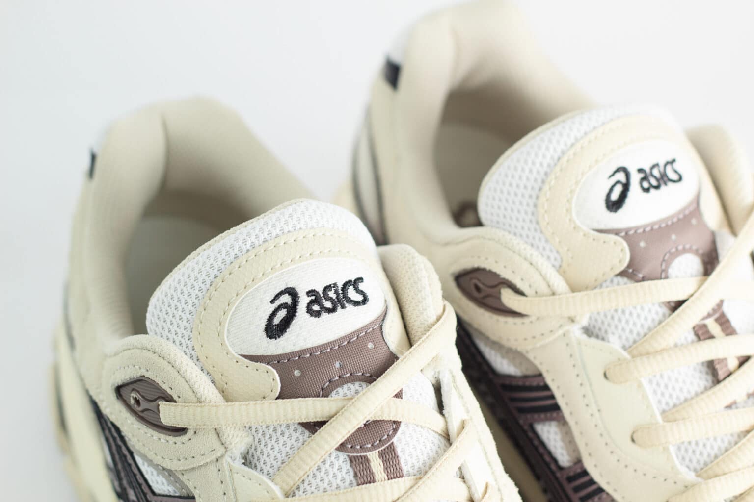 ASICS Gel-NYC 2.0 White Oatmeal – Wit/Beige/Zwart – Heren/Dames/Uniseks Sneakers – Suede/Mesh – 1203A895-104 – Bovenkant