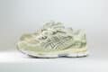 ASICS Gel-NYC Khaki Pure Silver – Groen/Zilver/Beige – Heren/Dames/Uniseks Sneakers – Suede/Mesh – 1203A739-302 – Zijkant