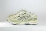 ASICS Gel-NYC Khaki Pure Silver – Groen/Zilver/Beige – Heren/Dames/Uniseks Sneakers – Suede/Mesh – 1203A739-302 – Zijkant