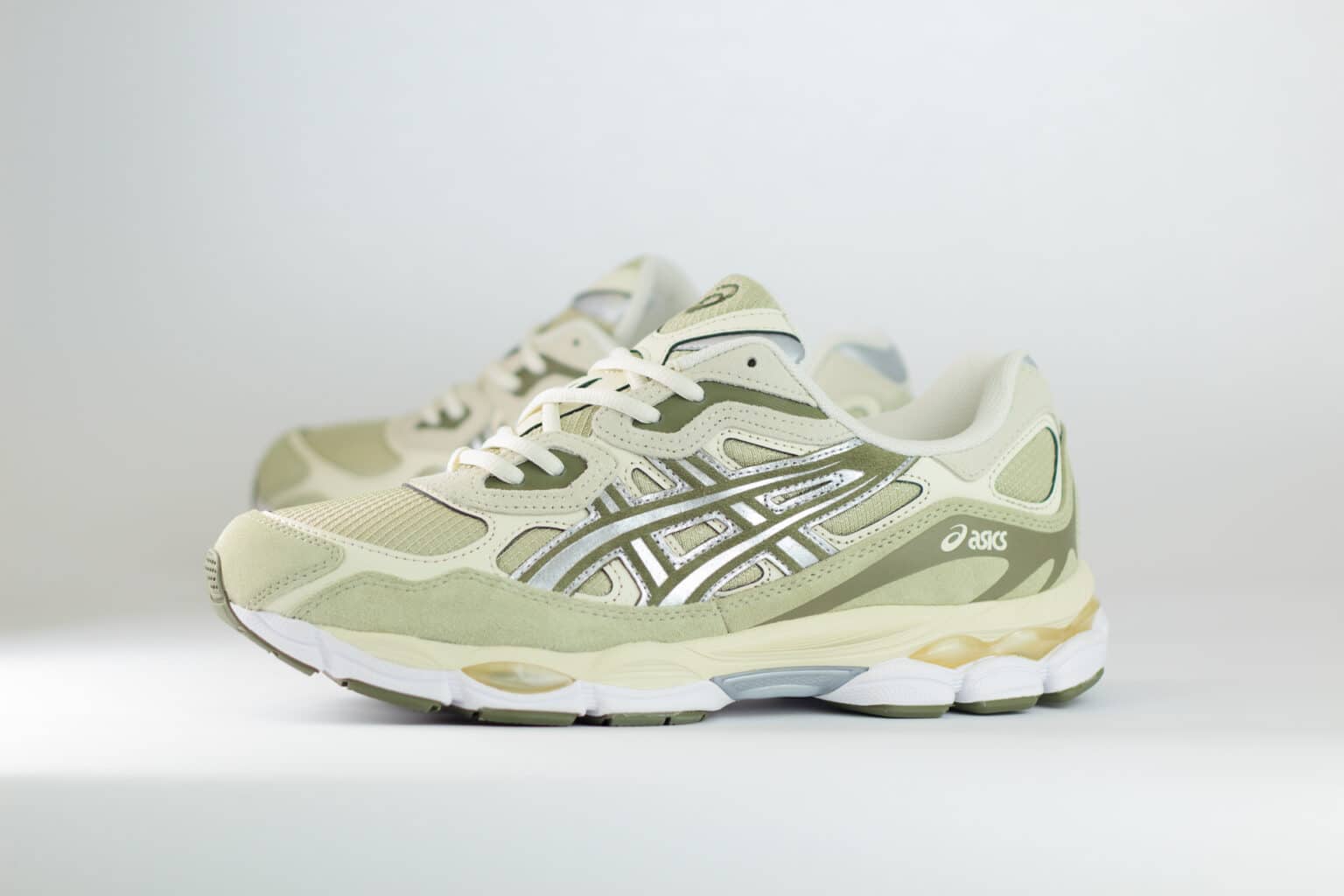 ASICS Gel-NYC Khaki Pure Silver – Groen/Zilver/Beige – Heren/Dames/Uniseks Sneakers – Suede/Mesh – 1203A739-302 – Zijkant