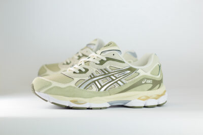 ASICS Gel-NYC Khaki Pure Silver – Groen/Zilver/Beige – Heren/Dames/Uniseks Sneakers – Suede/Mesh – 1203A739-302 – Zijkant