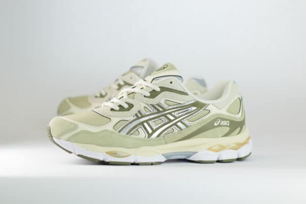 ASICS Gel-NYC Khaki Pure Silver – Groen/Zilver/Beige – Heren/Dames/Uniseks Sneakers – Suede/Mesh – 1203A739-302 – Zijkant