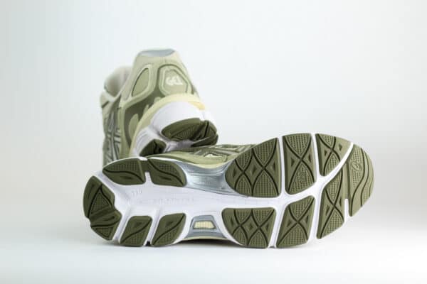 ASICS Gel-NYC Khaki Pure Silver – Groen/Zilver/Beige – Heren/Dames/Uniseks Sneakers – Suede/Mesh – 1203A739-302 – Onderkant