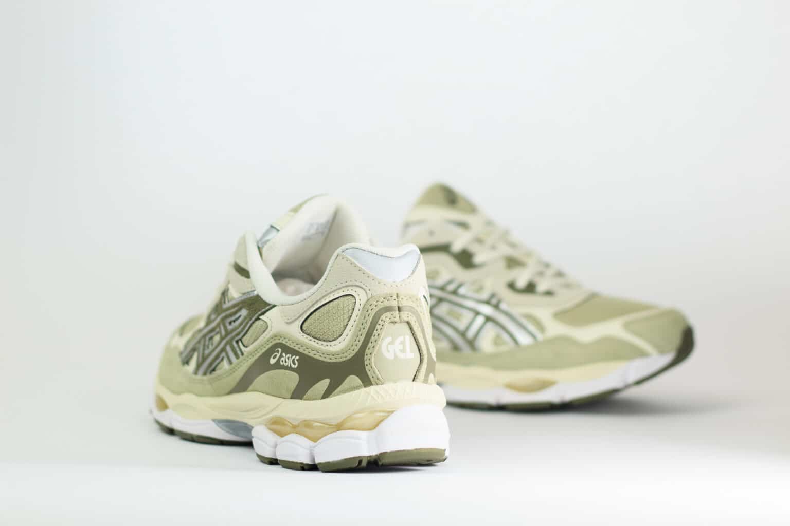 ASICS Gel-NYC Khaki Pure Silver – Groen/Zilver/Beige – Heren/Dames/Uniseks Sneakers – Suede/Mesh – 1203A739-302 – Achterkant