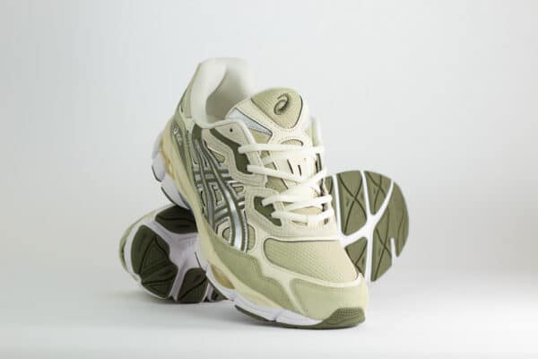 ASICS Gel-NYC Khaki Pure Silver – Groen/Zilver/Beige – Heren/Dames/Uniseks Sneakers – Suede/Mesh – 1203A739-302 – Voorkant