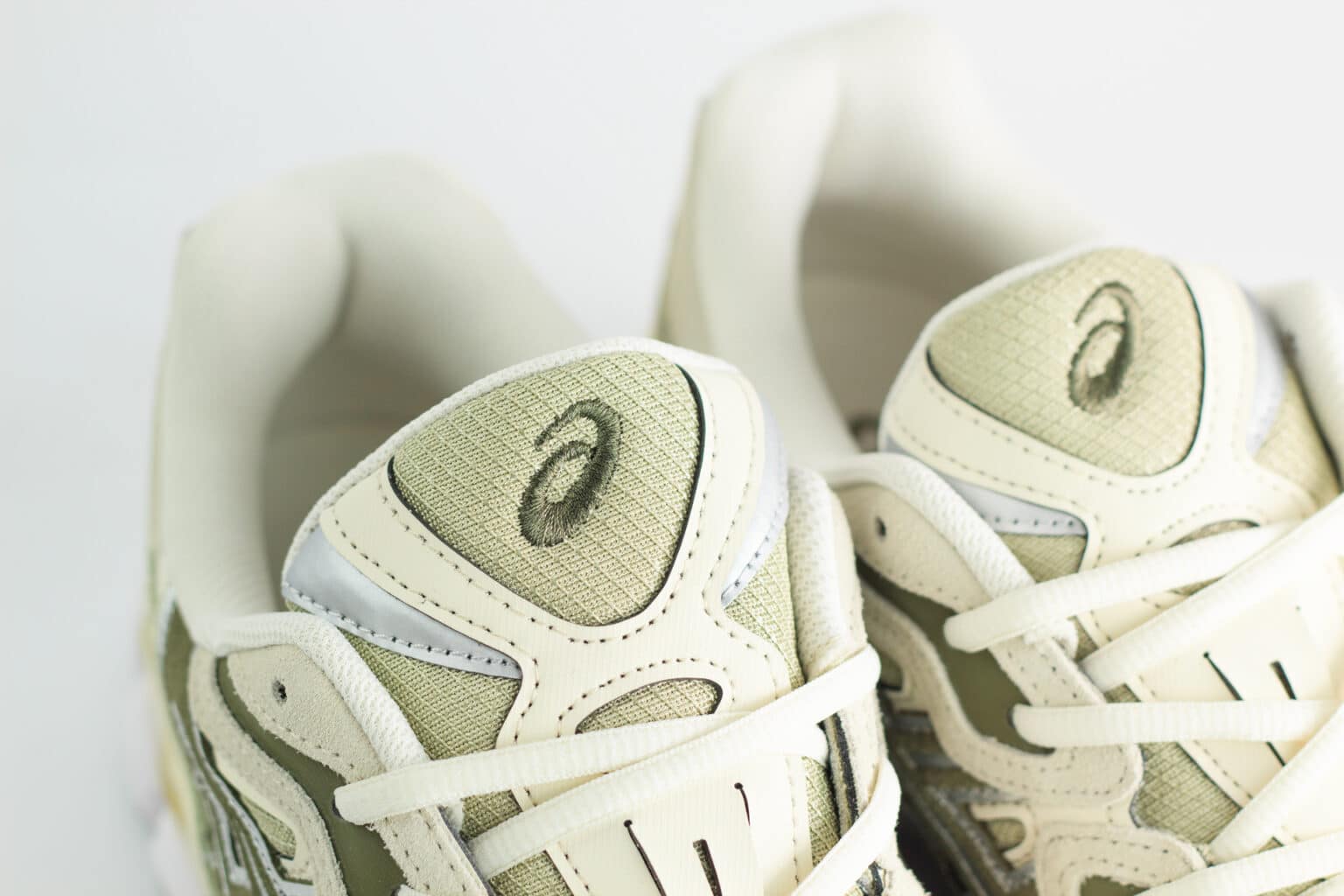 ASICS Gel-NYC Khaki Pure Silver – Groen/Zilver/Beige – Heren/Dames/Uniseks Sneakers – Suede/Mesh – 1203A739-302 – Bovenkant