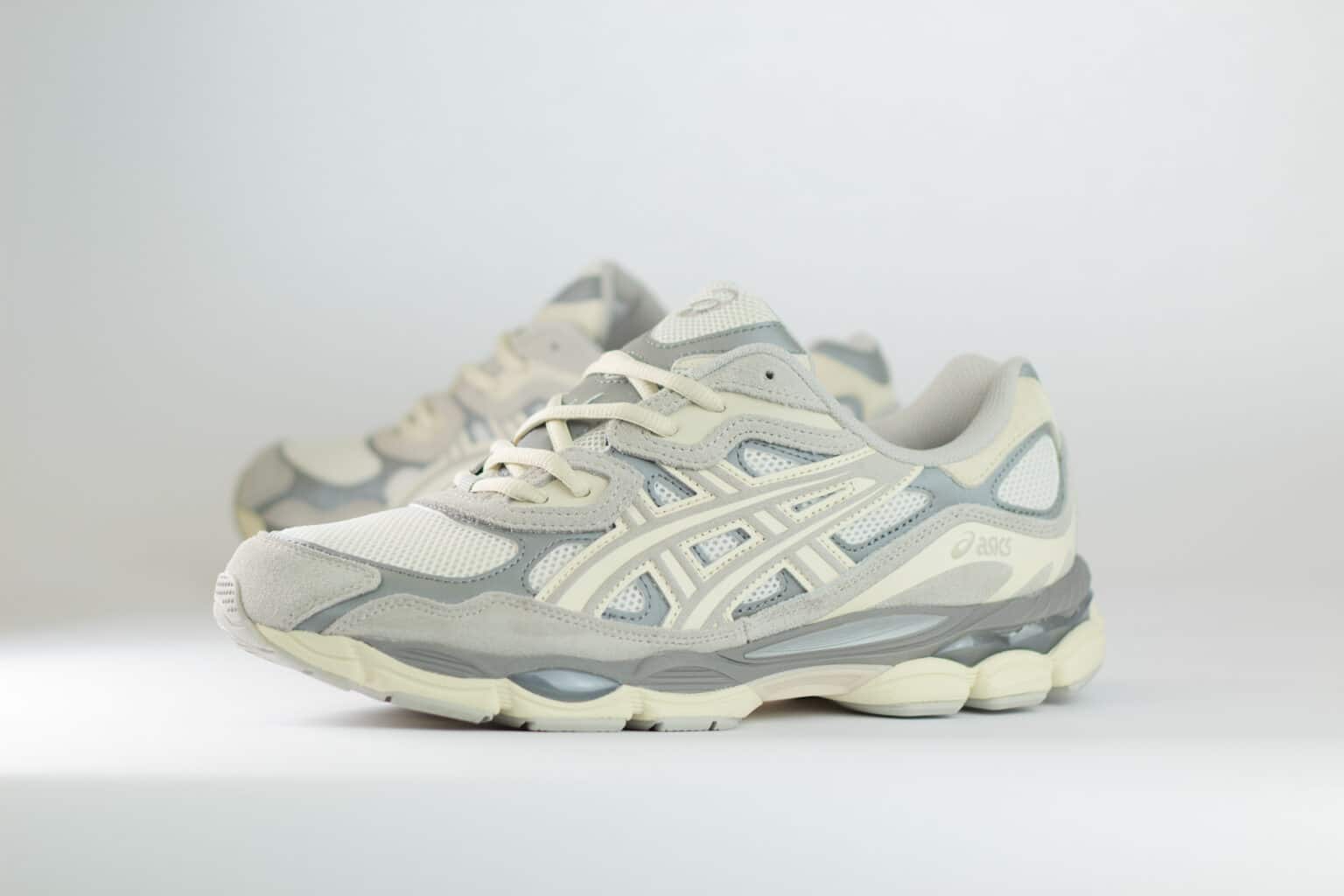ASICS Gel-NYC Oyster Grey – Beige/Grijs – Heren/Dames/Uniseks Sneakers – Suede/Mesh – 1201A789-103 – Zijkant