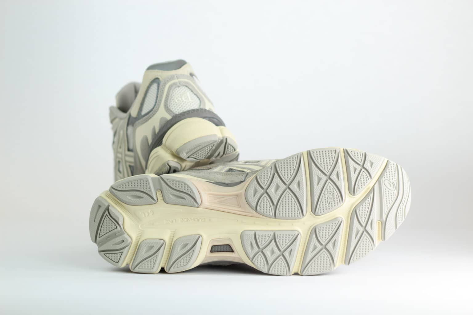 ASICS Gel-NYC Oyster Grey – Beige/Grijs – Heren/Dames/Uniseks Sneakers – Suede/Mesh – 1201A789-103 – Onderkant