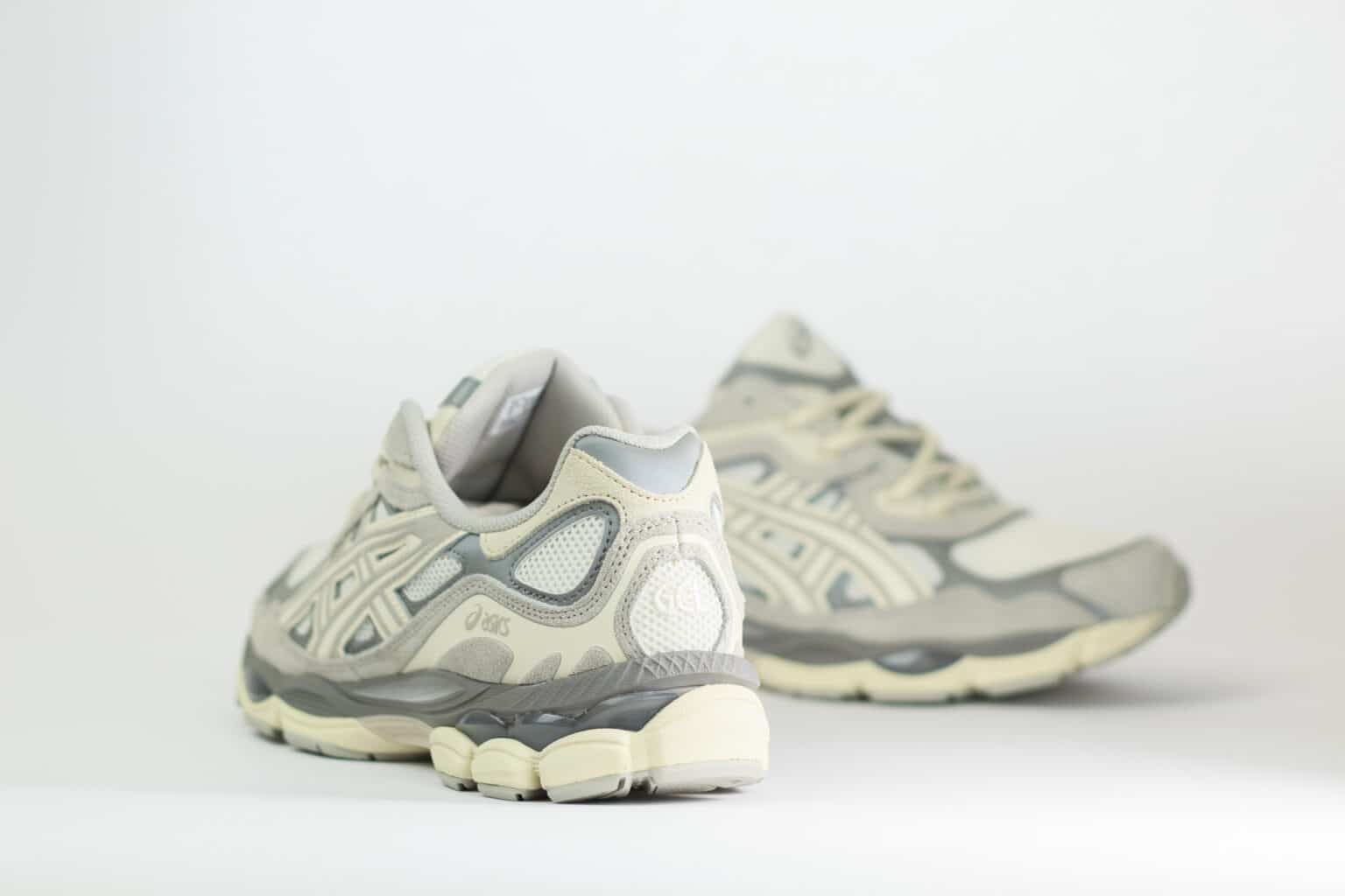 ASICS Gel-NYC Oyster Grey – Beige/Grijs – Heren/Dames/Uniseks Sneakers – Suede/Mesh – 1201A789-103 – Achterkant