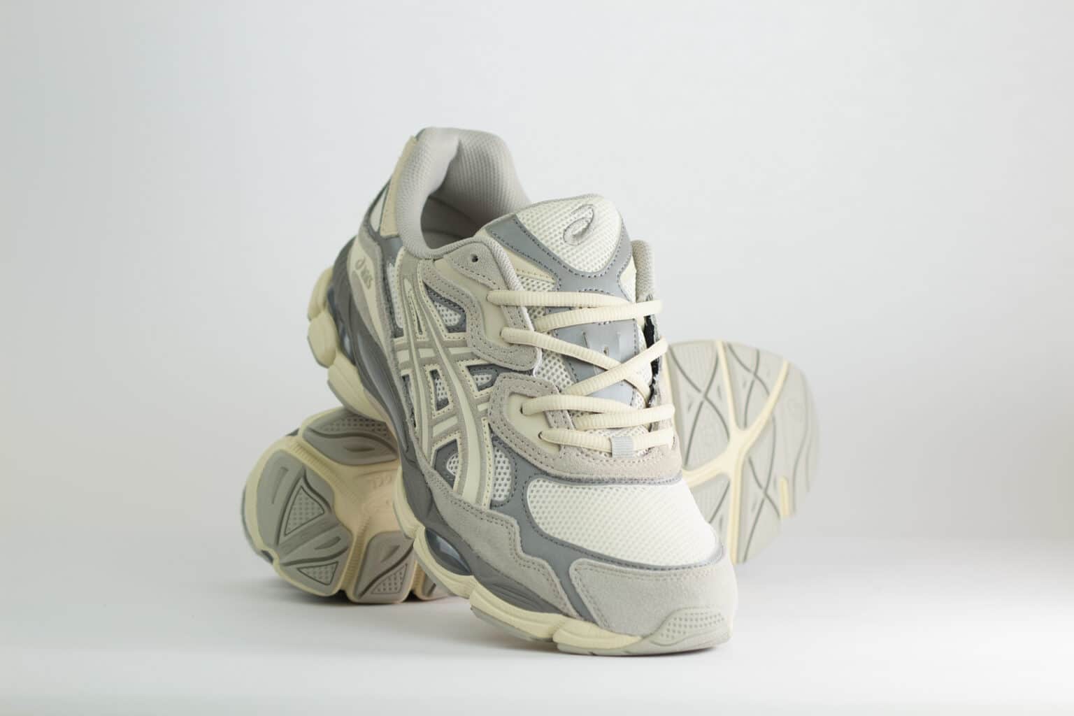ASICS Gel-NYC Oyster Grey – Beige/Grijs – Heren/Dames/Uniseks Sneakers – Suede/Mesh – 1201A789-103 – Voorkant