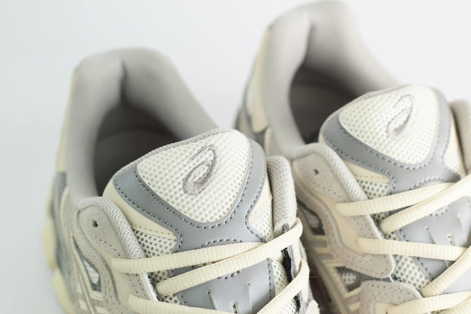 ASICS Gel-NYC Oyster Grey – Beige/Grijs – Heren/Dames/Uniseks Sneakers – Suede/Mesh – 1201A789-103 – Bovenkant