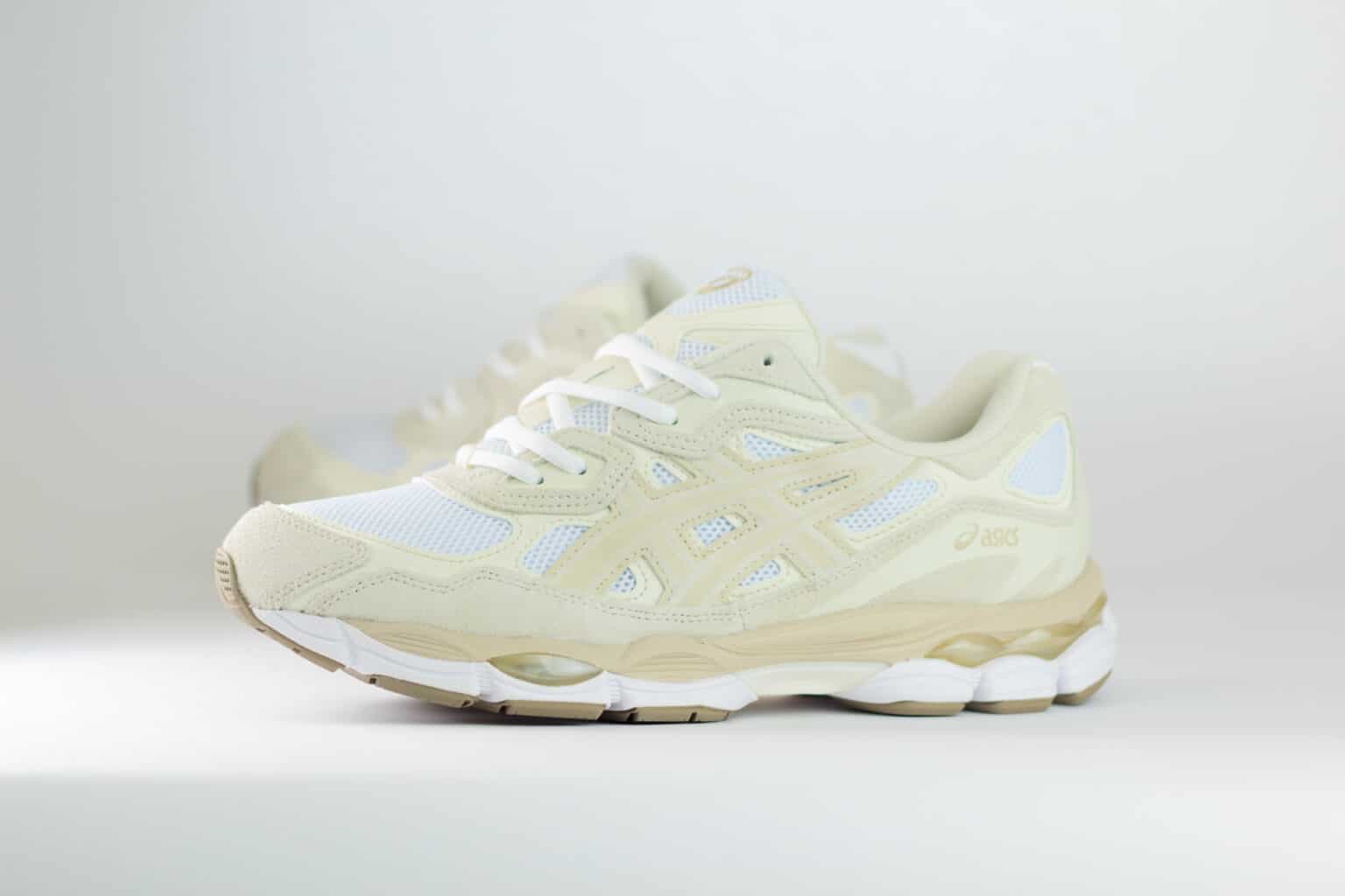 ASICS Gel-NYC White Feather Grey – Wit/Beige – Heren/Dames/Uniseks Sneakers – Suede/Mesh – 1203A663-102 – Zijkant