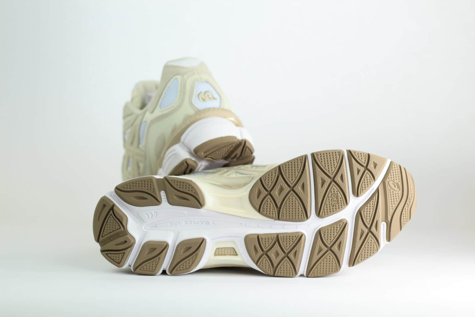 ASICS Gel-NYC White Feather Grey – Wit/Beige – Heren/Dames/Uniseks Sneakers – Suede/Mesh – 1203A663-102 – Onderkant