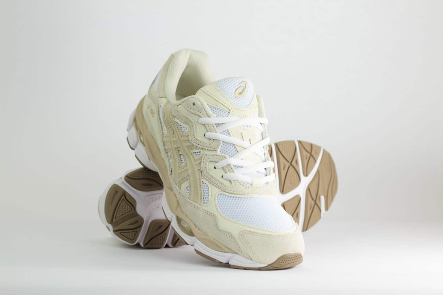 ASICS Gel-NYC White Feather Grey – Wit/Beige – Heren/Dames/Uniseks Sneakers – Suede/Mesh – 1203A663-102 – Voorkant