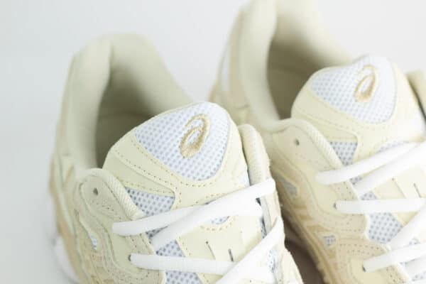 ASICS Gel-NYC White Feather Grey – Wit/Beige – Heren/Dames/Uniseks Sneakers – Suede/Mesh – 1203A663-102 – Bovenkant