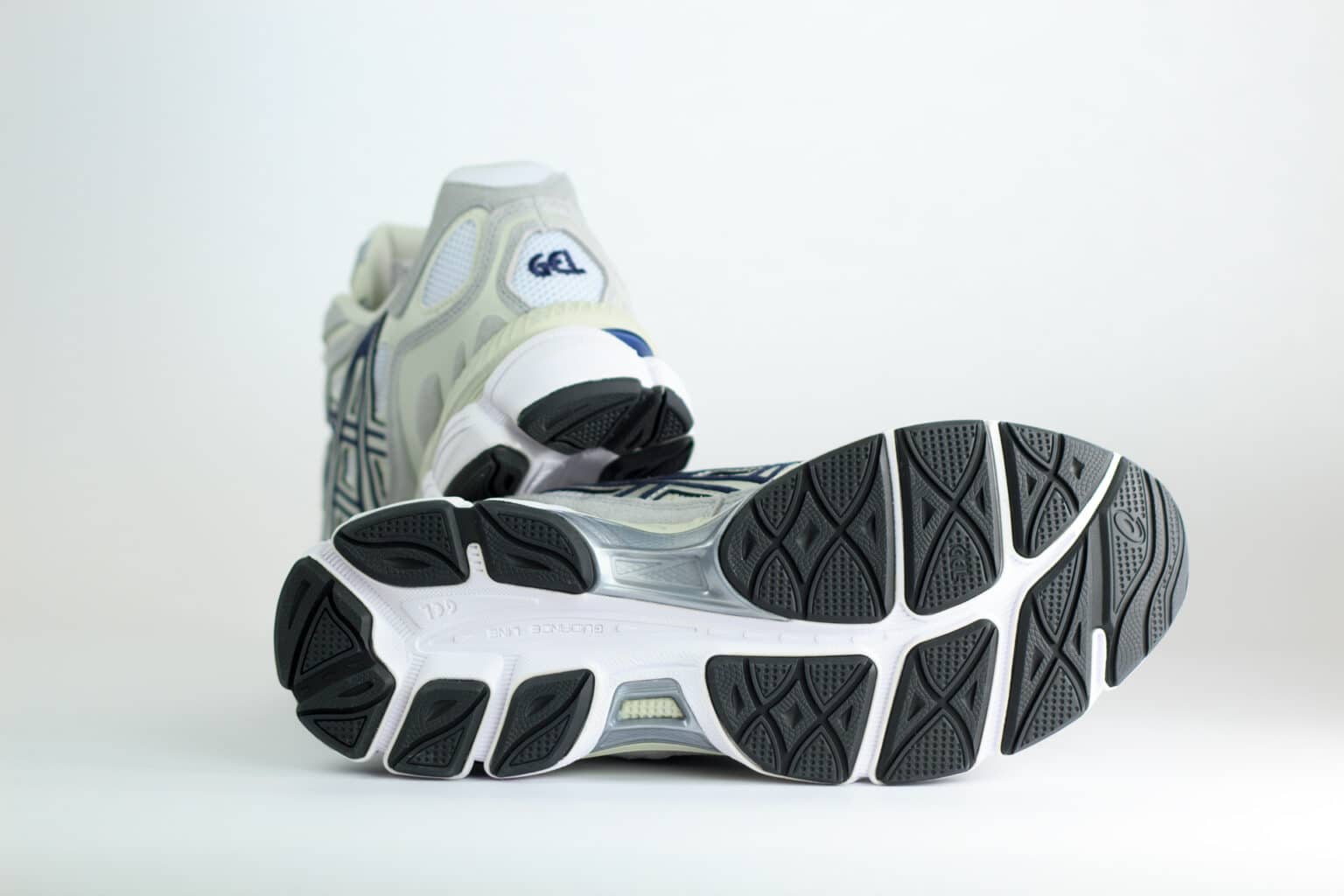 ASICS Gel-NYC White Midnight – Wit/Grijs/Blauw – Heren/Dames/Uniseks Sneakers – Suede/Mesh – 1203A383-118 – Onderkant