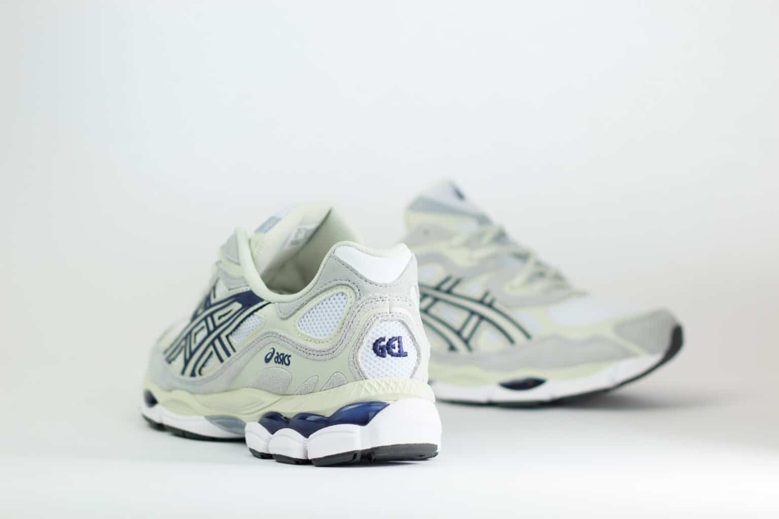 ASICS Gel-NYC White Midnight – Wit/Grijs/Blauw – Heren/Dames/Uniseks Sneakers – Suede/Mesh – 1203A383-118 – Achterkant
