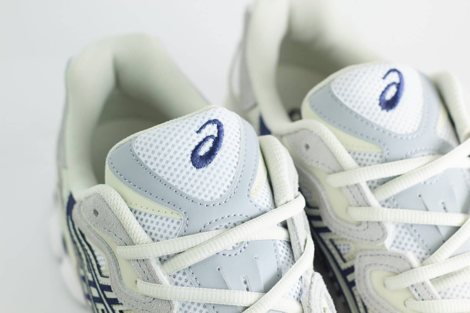 ASICS Gel-NYC White Midnight – Wit/Grijs/Blauw – Heren/Dames/Uniseks Sneakers – Suede/Mesh – 1203A383-118 – Bovenkant