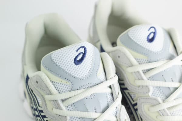 ASICS Gel-NYC White Midnight – Wit/Grijs/Blauw – Heren/Dames/Uniseks Sneakers – Suede/Mesh – 1203A383-118 – Bovenkant