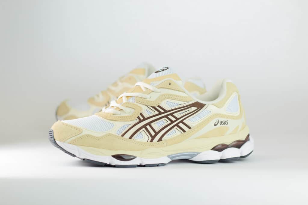 ASICS Gel-NYC White Roasted Coffee – Wit/Beige/Bruin – Heren/Dames/Uniseks Sneakers – Suede/Mesh – 1203A383-117 – Zijkant