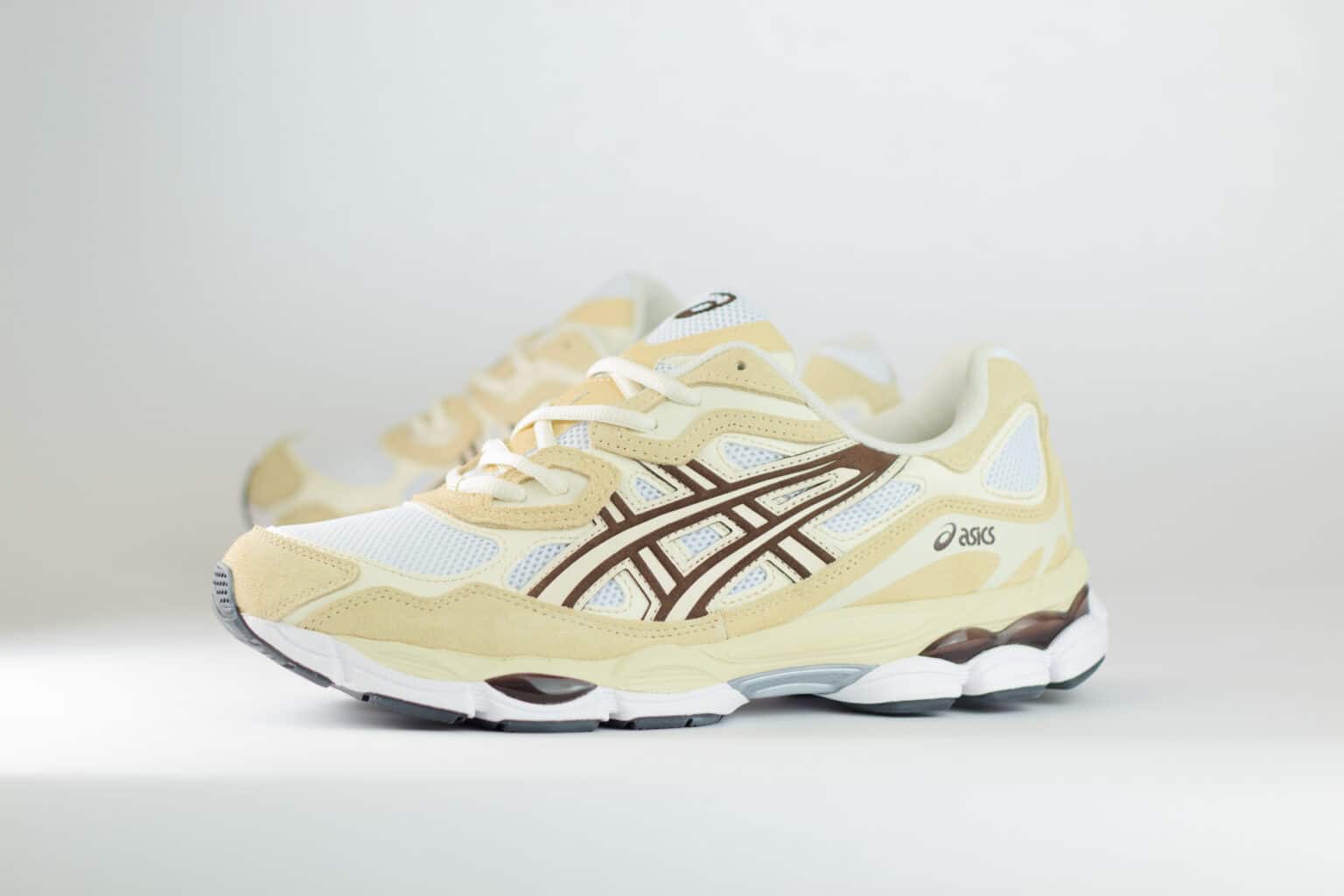 ASICS Gel-NYC White Roasted Coffee – Wit/Beige/Bruin – Heren/Dames/Uniseks Sneakers – Suede/Mesh – 1203A383-117 – Zijkant
