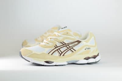 ASICS Gel-NYC White Roasted Coffee – Wit/Beige/Bruin – Heren/Dames/Uniseks Sneakers – Suede/Mesh – 1203A383-117 – Zijkant