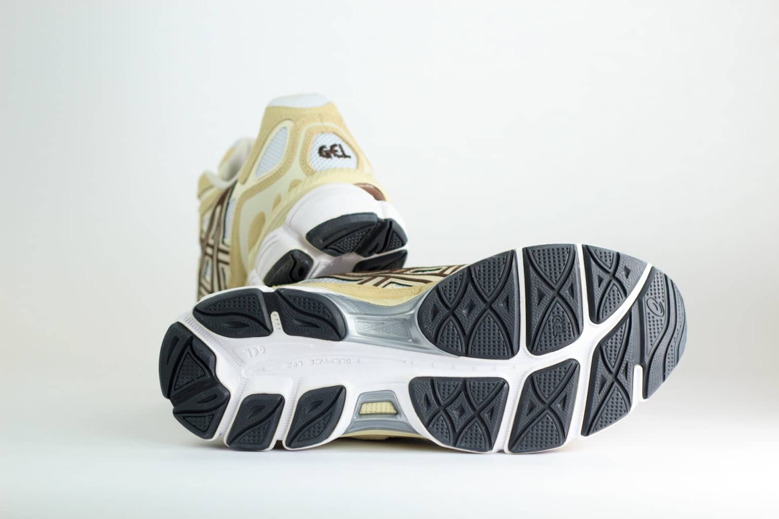 ASICS Gel-NYC White Roasted Coffee – Wit/Beige/Bruin – Heren/Dames/Uniseks Sneakers – Suede/Mesh – 1203A383-117 – Onderkant