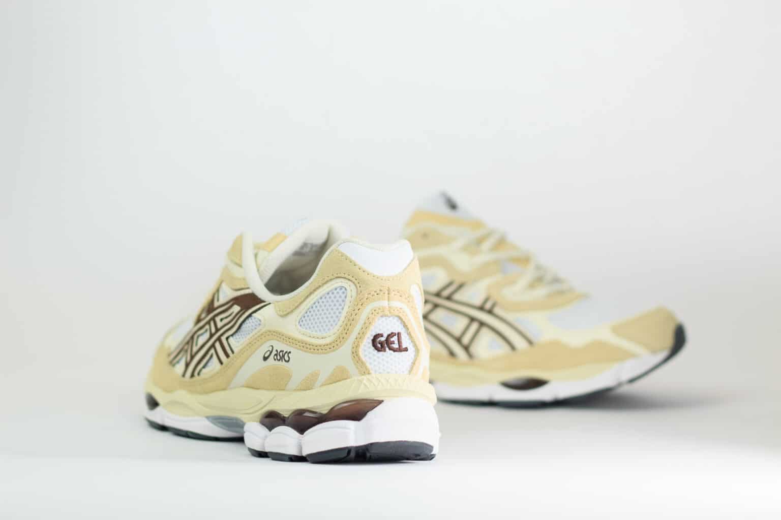 ASICS Gel-NYC White Roasted Coffee – Wit/Beige/Bruin – Heren/Dames/Uniseks Sneakers – Suede/Mesh – 1203A383-117 – Achterkant