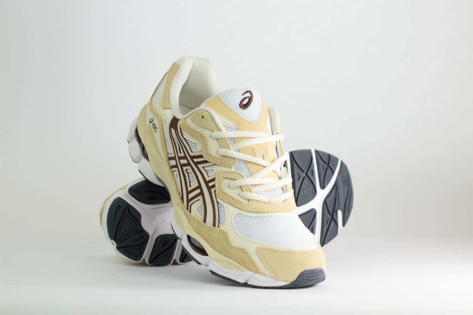 ASICS Gel-NYC White Roasted Coffee – Wit/Beige/Bruin – Heren/Dames/Uniseks Sneakers – Suede/Mesh – 1203A383-117 – Voorkant