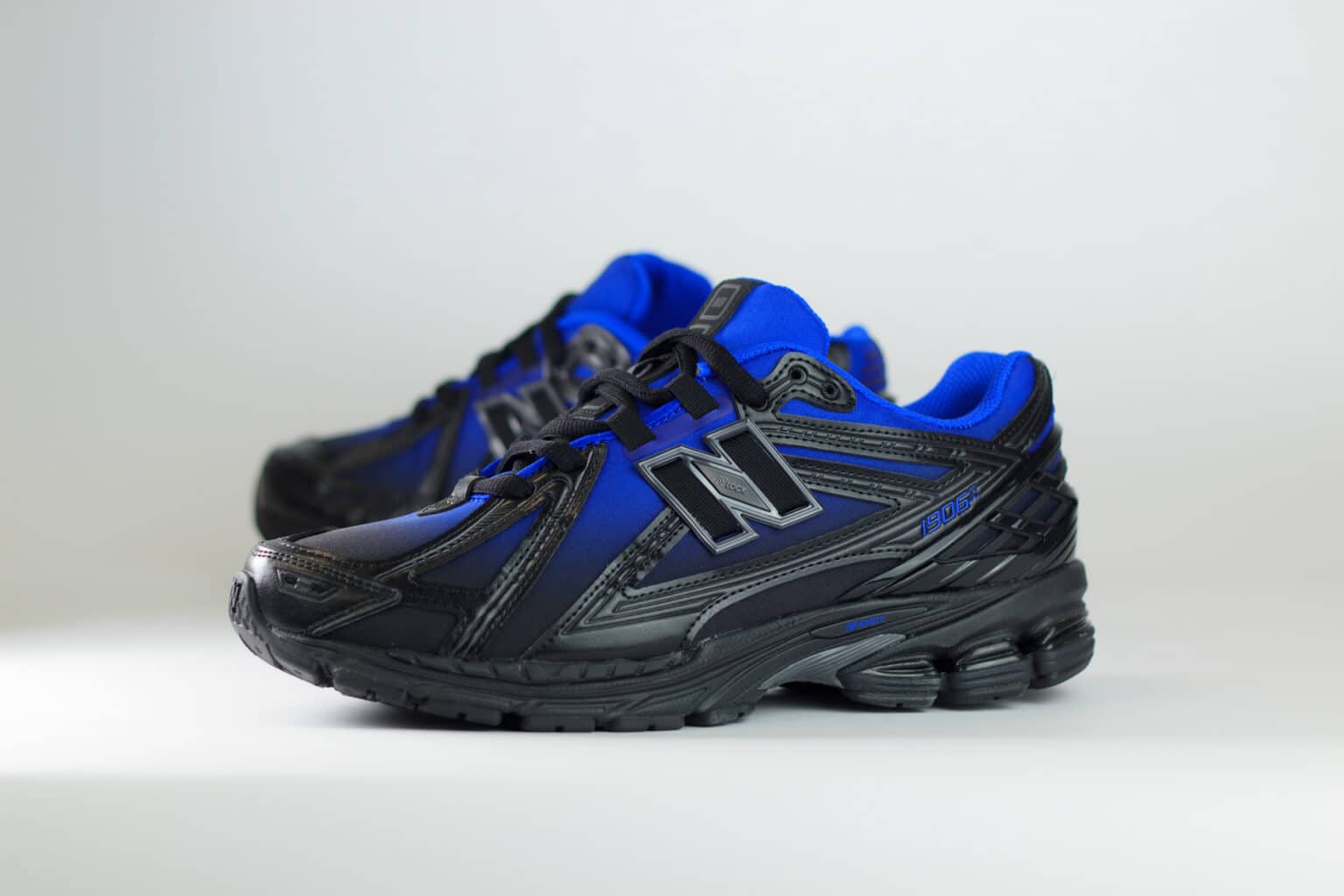 New Balance 1906R Black Blue – Zwart/Blauw – Heren/Dames/Uniseks Sneakers – Leer/Kunststof – U1906220 – Zijkant