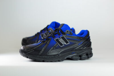 New Balance 1906R Black Blue – Zwart/Blauw – Heren/Dames/Uniseks Sneakers – Leer/Kunststof – U1906220 – Zijkant