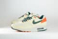 Nike Air Max 1 Baltimore Orioles City Connect (2026) – Wit/Beige/Groen – Heren/Dames/Uniseks Sneakers – Leer/Mesh – IQ2894-100 – Zijkant