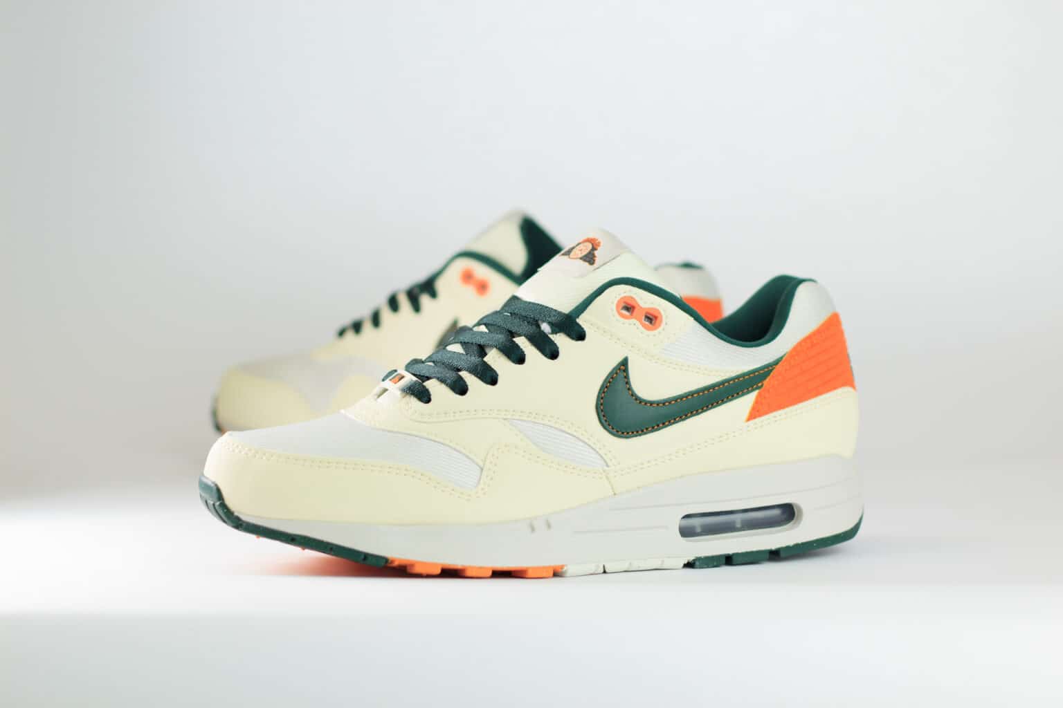 Nike Air Max 1 Baltimore Orioles City Connect (2026) – Wit/Beige/Groen – Heren/Dames/Uniseks Sneakers – Leer/Mesh – IQ2894-100 – Zijkant