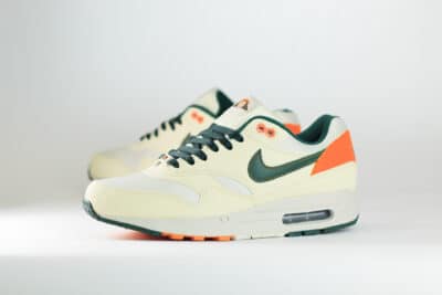 Nike Air Max 1 Baltimore Orioles City Connect (2026) – Wit/Beige/Groen – Heren/Dames/Uniseks Sneakers – Leer/Mesh – IQ2894-100 – Zijkant