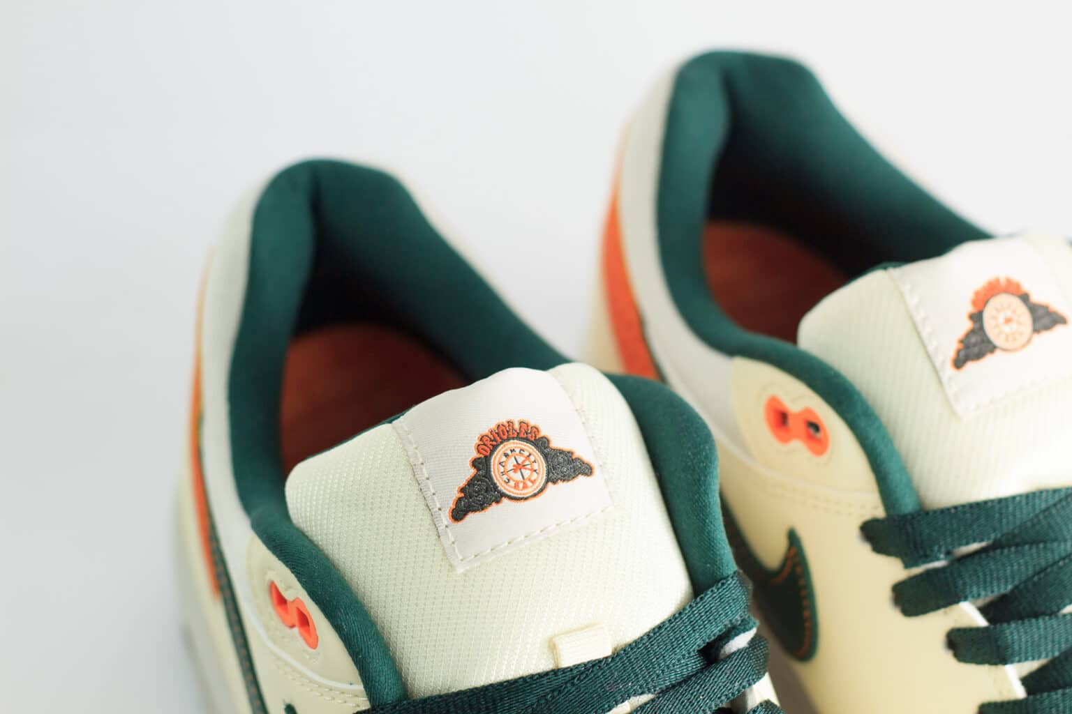 Nike Air Max 1 Baltimore Orioles City Connect (2026) – Wit/Beige/Groen – Heren/Dames/Uniseks Sneakers – Leer/Mesh – IQ2894-100 – Bovenkant