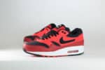 Nike Air Max 1 Cincinnati Reds City Connect (2026) – Rood/Zwart – Heren/Dames/Uniseks Sneakers – Leer/Stof – IQ2861-600 – Zijkant
