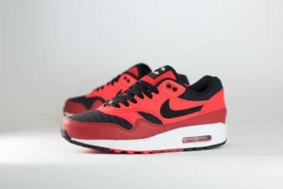 Nike Air Max 1 Cincinnati Reds City Connect (2026) – Rood/Zwart – Heren/Dames/Uniseks Sneakers – Leer/Stof – IQ2861-600 – Zijkant