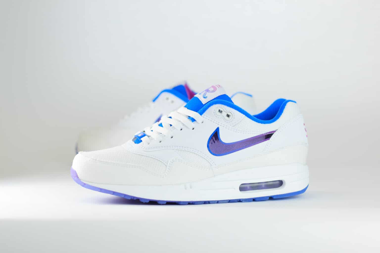 Nike Air Max 1 Kansas Royals City Connect (2026) – Wit/Blauw – Heren/Dames/Uniseks Sneakers – Denim/Mesh – IQ2916-100 – Zijkant