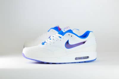 Nike Air Max 1 Kansas Royals City Connect (2026) – Wit/Blauw – Heren/Dames/Uniseks Sneakers – Denim/Mesh – IQ2916-100 – Zijkant