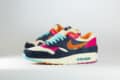 Nike Air Max 1 Padres City Connect (2026) – Wit/Blauw/Oranje – Heren/Dames/Uniseks Sneakers – Suede/Mesh – IQ2847-400 – Zijkant