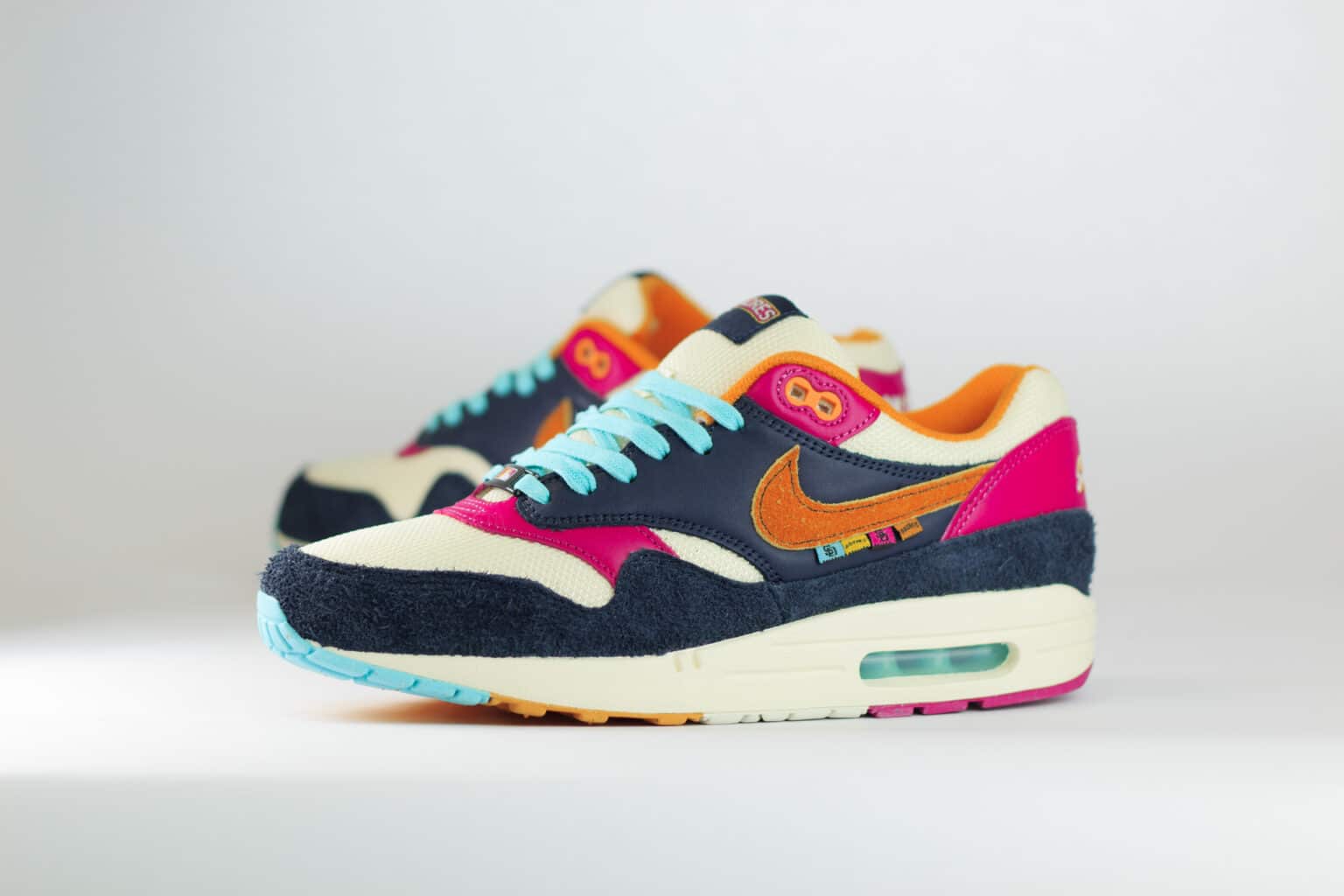 Nike Air Max 1 Padres City Connect (2026) – Wit/Blauw/Oranje – Heren/Dames/Uniseks Sneakers – Suede/Mesh – IQ2847-400 – Zijkant