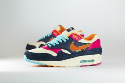 Nike Air Max 1 Padres City Connect (2026) – Wit/Blauw/Oranje – Heren/Dames/Uniseks Sneakers – Suede/Mesh – IQ2847-400 – Zijkant
