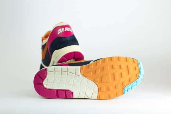 Nike Air Max 1 Padres City Connect (2026) – Wit/Blauw/Oranje – Heren/Dames/Uniseks Sneakers – Suede/Mesh – IQ2847-400 – Onderkant