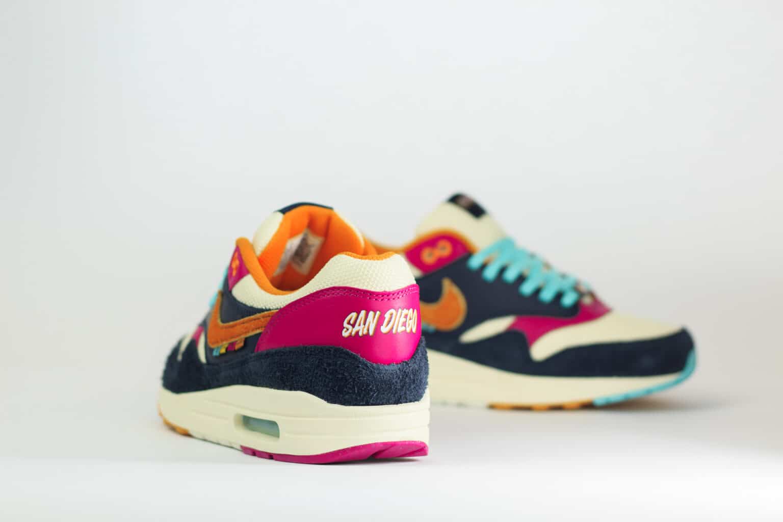 Nike Air Max 1 Padres City Connect (2026) – Wit/Blauw/Oranje – Heren/Dames/Uniseks Sneakers – Suede/Mesh – IQ2847-400 – Achterkant