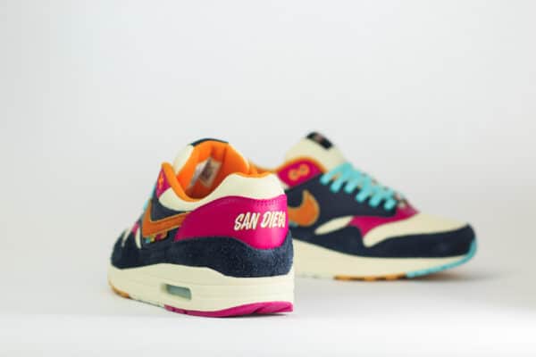 Nike Air Max 1 Padres City Connect (2026) – Wit/Blauw/Oranje – Heren/Dames/Uniseks Sneakers – Suede/Mesh – IQ2847-400 – Achterkant