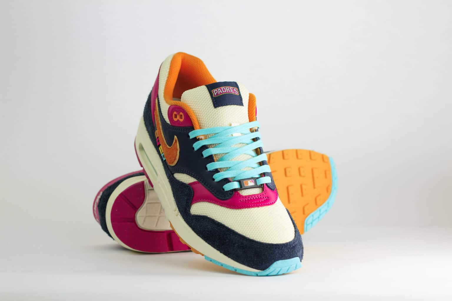 Nike Air Max 1 Padres City Connect (2026) – Wit/Blauw/Oranje – Heren/Dames/Uniseks Sneakers – Suede/Mesh – IQ2847-400 – Voorkant