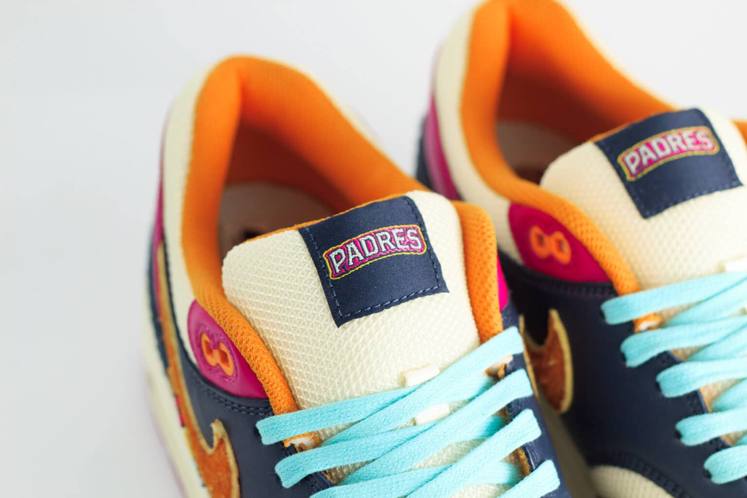 Nike Air Max 1 Padres City Connect (2026) – Wit/Blauw/Oranje – Heren/Dames/Uniseks Sneakers – Suede/Mesh – IQ2847-400 – Bovenkant